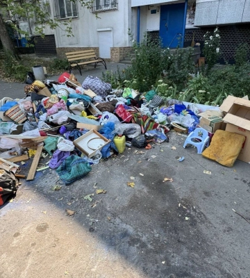 «4 роки намагаємося вирішити ситуацію»: жителі багатоповерхівки у Миколаєві скаржаться на купу сміття біля підʼїзду