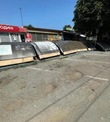 У Чернівцях на вулиці Скальда демонтовують МАФи