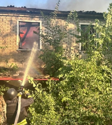У Лимані через російську атаку горіла адмінбудівля: рятувальники ліквідували пожежу