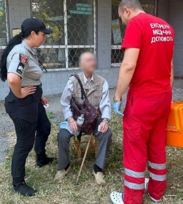В Одесі патрульні допомогли чоловікові, якому стало зле через спеку