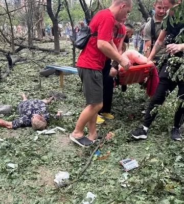 Троє загиблих, п’ятеро поранених: у Миколаєві ракета РФ влучила у дитячий майданчик біля будинку