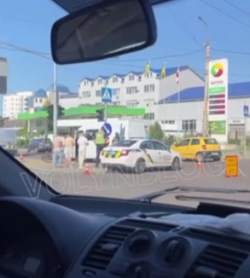 У Луцьку на перехресті бус збив велосипедиста. Відео