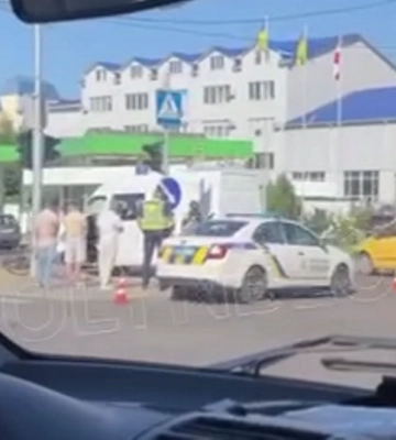 У Луцьку на перехресті бус збив велосипедиста. Відео