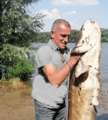 Боротьба з рибою тривала близько години: у Дніпрі спіймали гігантського сома