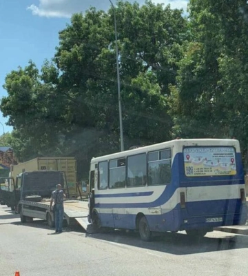 В Одесі під час руху стало зле водієві пасажирського автобуса: внаслідок аварії постраждали люди
