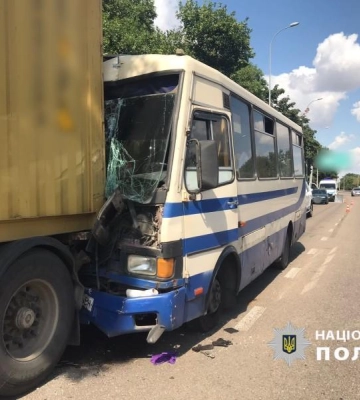 В Одесі рейсовий автобус потрапив у ДТП: багато постраждалих