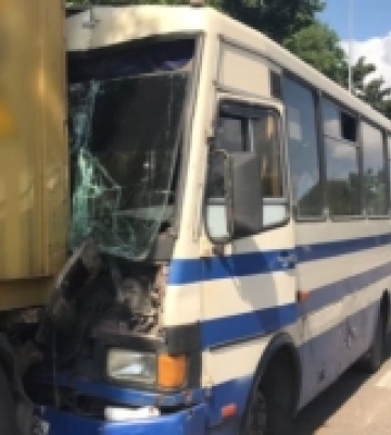 Водію стало зле: в Одесі рейсовий автобус врізався у вантажівку, постраждали 13 людей