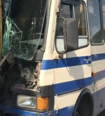 Водію стало зле: в Одесі рейсовий автобус врізався у вантажівку, постраждали 13 людей