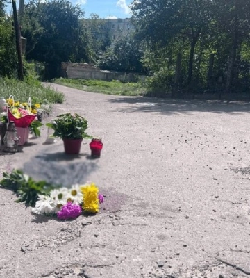 Львів&#039;яни несуть квіти та лампадки до місця вбивства Ірини Фаріон