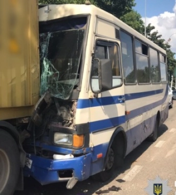 В Одесі маршрутка в’їхала у вантажівку - 13 постраждалих