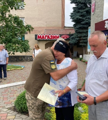 Мама загиблого військового отримала відзнаку свого сина