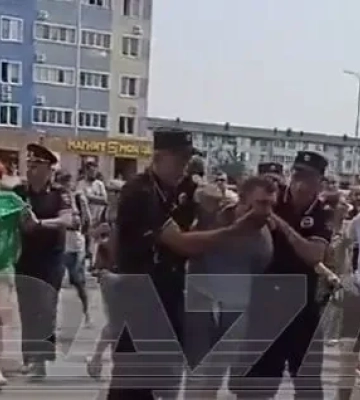 У російському Краснодарі мітингують через відключення світла та води, почалися затримання