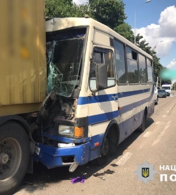 В Одесі рейсовий автобус потрапив у ДТП: багато постраждалих