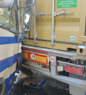 Водієві стало зле: в Одесі маршрутка врізалася у вантажівку