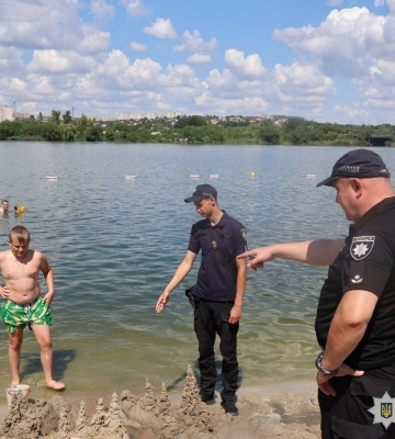На популярний пляж Харкова завітали поліцейські: що робили (відео)