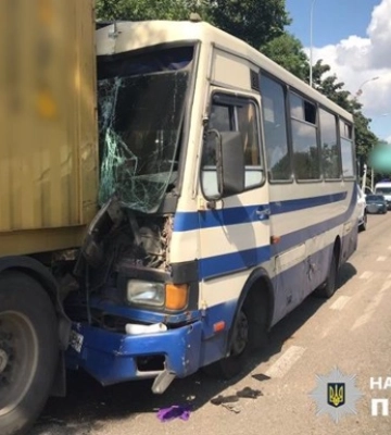В Одессе маршрутка въехала в фуру, 13 пострадавших