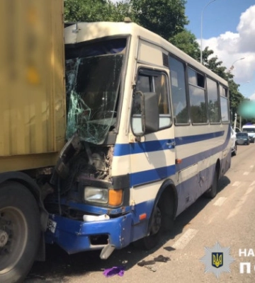 Под Одессой маршрутка врезалась в грузовик: пострадали 13 человек