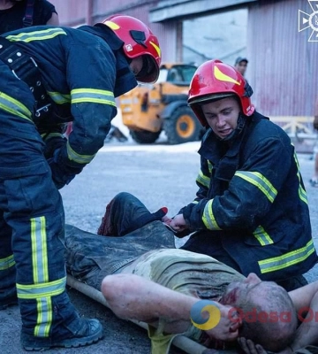 В порту Одессы обвалилось здание: под завалами оказались люди – видео