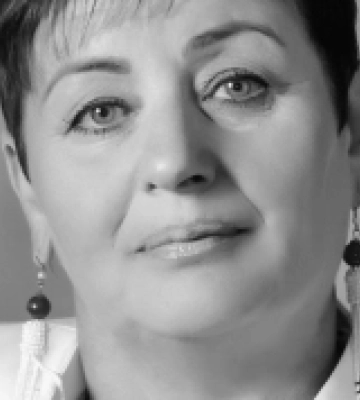 Удар РФ по Николаеву: погибла заведующая труппой местного театра Ирина Пономаренко и ее сын Александр. ФОТО