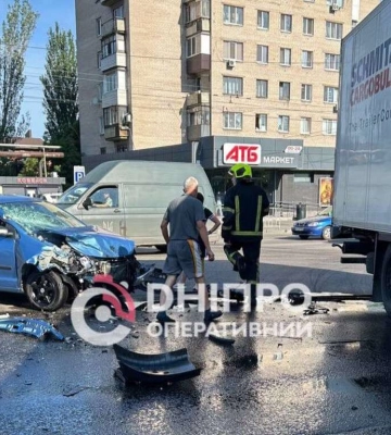 У Дніпрі на Слобожанському проспекті легковик влетів у фуру: відео моменту ДТП