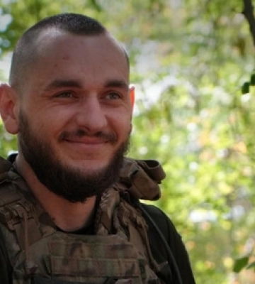 Воїн волинської бригади читає сину гуморески з передової 