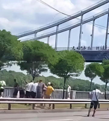 В Киеве оборвался трос аттракциона-спуска через Днепр, ГСЧС ищут человека, — соцсети (видео)