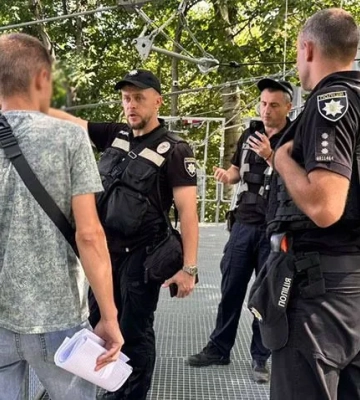 Падіння людини в Дніпро у Києві через обрив троса на атракціоні: поліція встановлює обставини