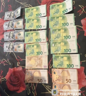 На Одещині у чоловіка з автомобіля викрали барсетку з великою сумою грошей