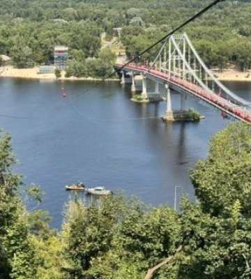 У Києві обірвалася канатна дорога через Дніпро: у воді шукають дівчину