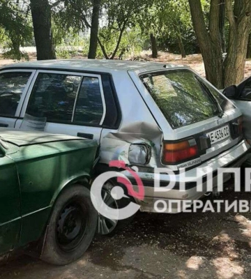 У Дніпрі п’яна жінка на ВАЗі в’їхала в три припарковані машини