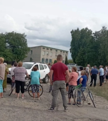 У селі на Рожищенщині люди перекрили дорогу та вимагають сплати заборговоності за землю. ФОТО, ВІДЕО
