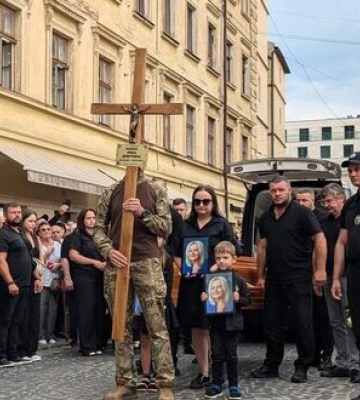 Сотні людей прийшли віддати шану: у Львові прощаються з Іриною Фаріон