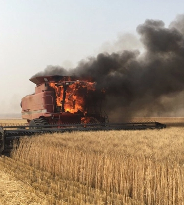 На Сумщині рашисти вдарили дроном по комбайну, який збирав урожай