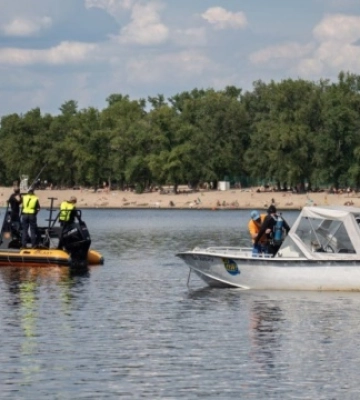 У Києві в понеділок продовжать пошуки хлопця, який зірвався у Дніпро з канатного атракціону