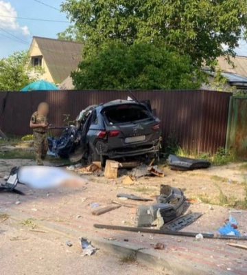 Під Києвом жінка на шаленій швидкості влетіла у зупинку: водійка загинула, її сина рятують медики. Відео