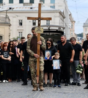 Прощання з Іриною Фаріон: у Львові біля храму зібралися люди