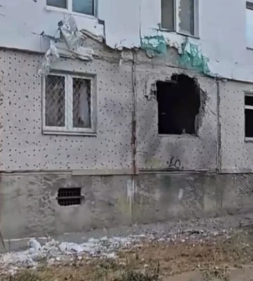 Місцева влада показала наслідки обстрілу Корабельного району Херсона минулої доби