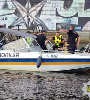 У Києві відновили пошуки хлопця, який впав у Дніпро через обрив троса атракціону
