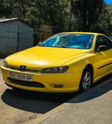 Французский Ferrari: в Киеве заметили редкий спортивный Peugeot 90-х 