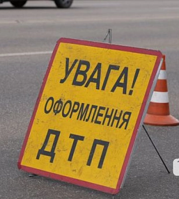 У центрі Кривого Рогу автівка врізалася у дерево: водій загинув, а пасажири - у лікарні