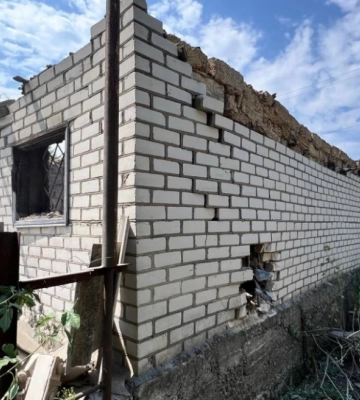 Місцева влада показала наслідки обстрілу Корабельного району Херсона минулої доби