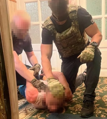 СБУ затримала російського диверсанта, який підпалив у Києві релейну шафу Укрзалізниці