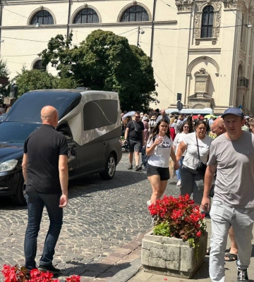 На прощання із Іриною Фаріон до Львова вирушили більше сотні франківців (ФОТО)