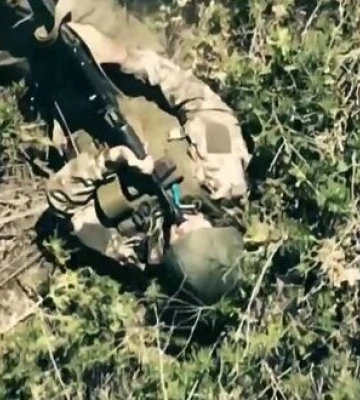 Окупант на полі бою бере дуло автомата до рота і тисне на спусковий гачок. ВIДЕО 18+