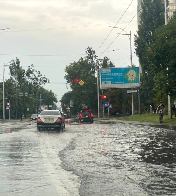 Воды по колено: в Киеве прошел сильный ливень с грозой, улицы затопило (видео)