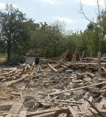 Враг ударил авиабомбами и FPV-дроном по Раздольному и Селидовому в Донецкой области: двое пострадавших