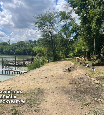 Ділок захопив ділянку біля озера и і облаштував зону відпочинку на Харківщині