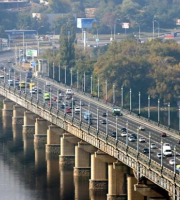 На мосту Патона в Киеве локализуют повреждение теплосети