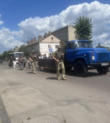 «Немає ні слів, ні сліз»: волонтерка обурилася, що у Луцькому районі дуже мало людей прийшли на прощання з Героєм
