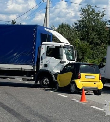 На Львівщині не розминулися автівка «Smart» з  вантажівкою «MAN»